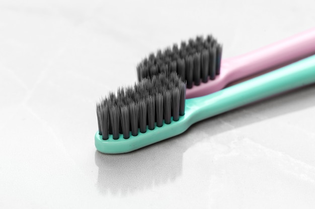 Brosses à dents sur la table