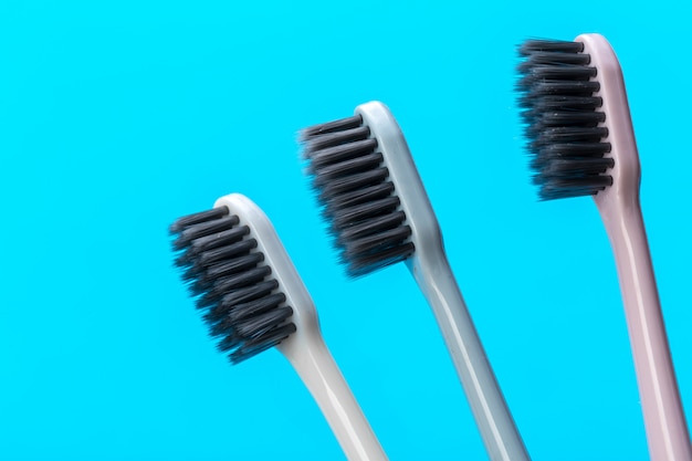 Brosses à dents sur la table