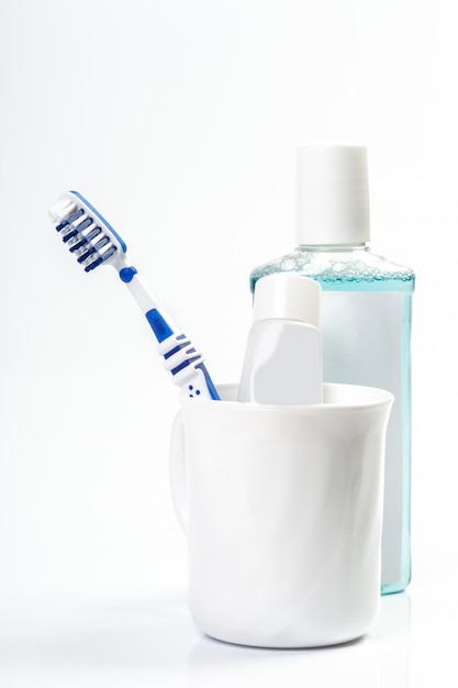 Brosses à dents en verre sur table à la lumière