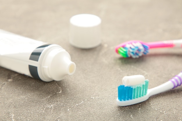 Brosses à dents en verre avec tube de dentifrice