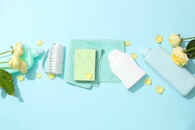 Photo brosses à mouchoirs et détergents avec des fleurs fraîches