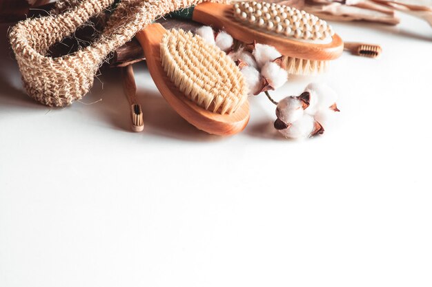 Brosses naturelles en bois et savon sur fond de béton