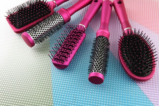 Photo brosses peigne sur fond clair