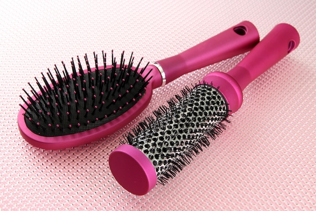 Brosses peigne sur fond rose