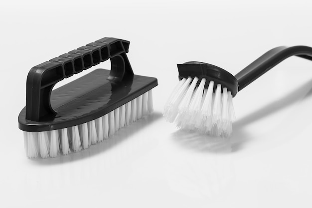 Brosses en plastique pour le lavage et le nettoyage sur fond blanc