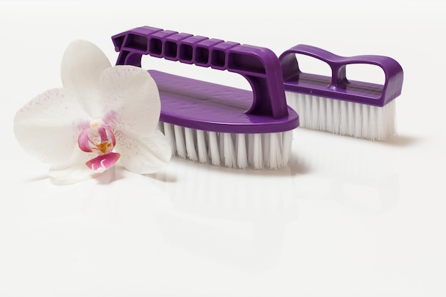 Brosses en plastique pour le nettoyage sur fond blanc.