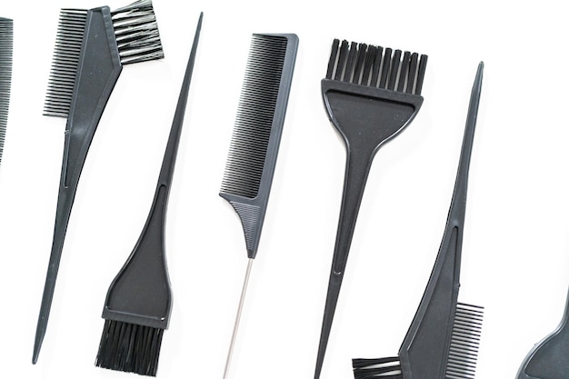 Brosses en plastique teintées de couleur de cheveux sur fond blanc.