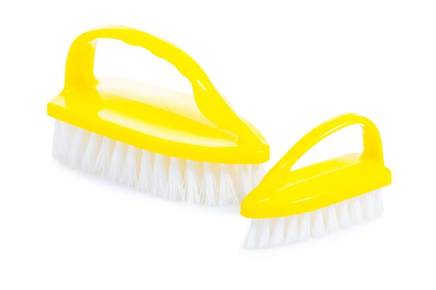 Brosses à récurer jaunes isolées