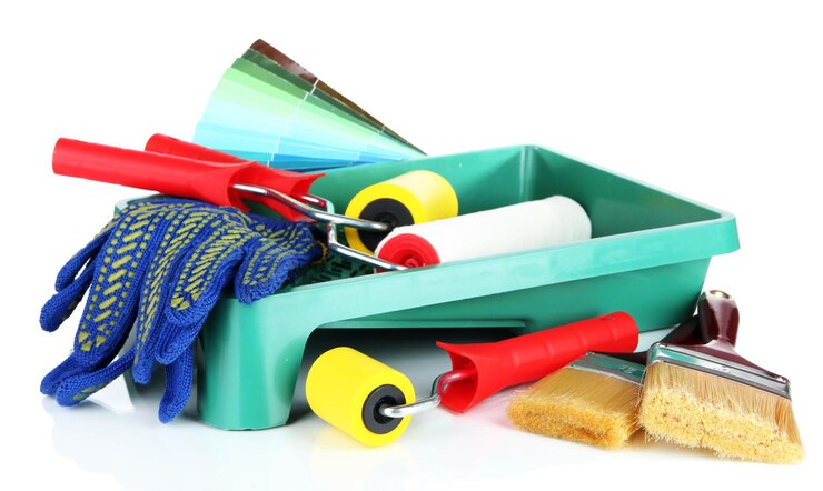 Photo brosses à rouleaux et palette de couleurs vives isolées sur blanc