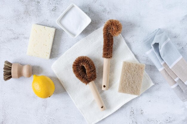 Brosses à vaisselle en bambou écologiques et citron avec du bicarbonate de soude pour nettoyer la vue de dessus