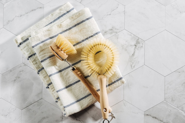 Brosses à vaisselle. Respectueux de l'environnement.. Concept zéro déchet. Sans plastique. Mise à plat, vue de dessus