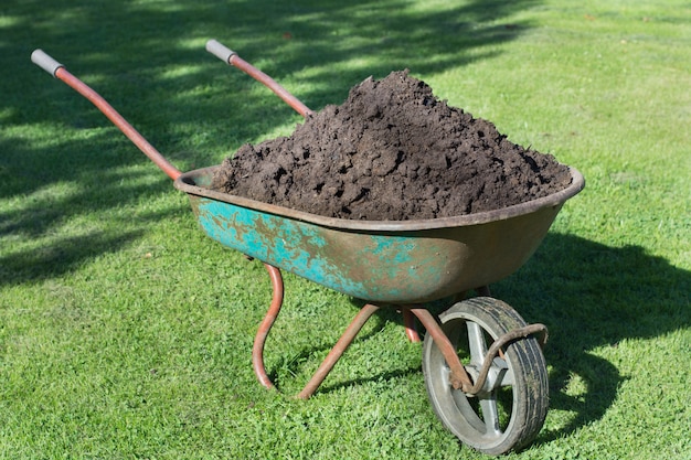 Brouette De Jardin Remplie De Terre Dans Une Ferme.