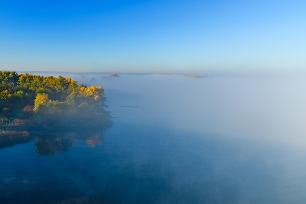 Brouillard au-dessus de l'eau sur une rivière Dniepr à l'automne