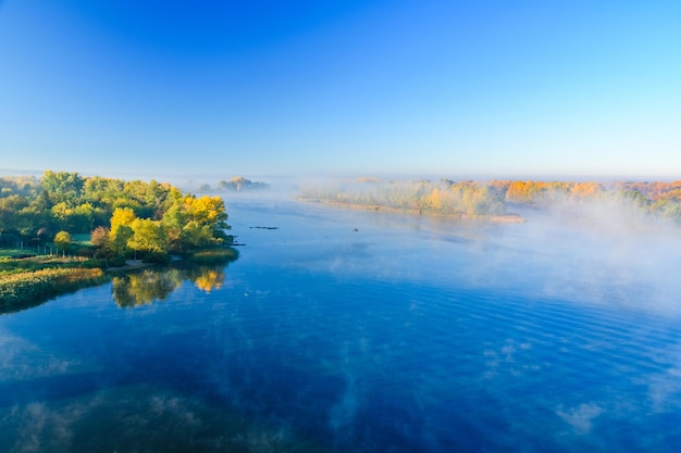 Brouillard au-dessus de l'eau sur une rivière Dniepr à l'automne