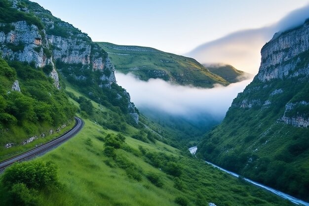 Un brouillard blanc sur les montagnes