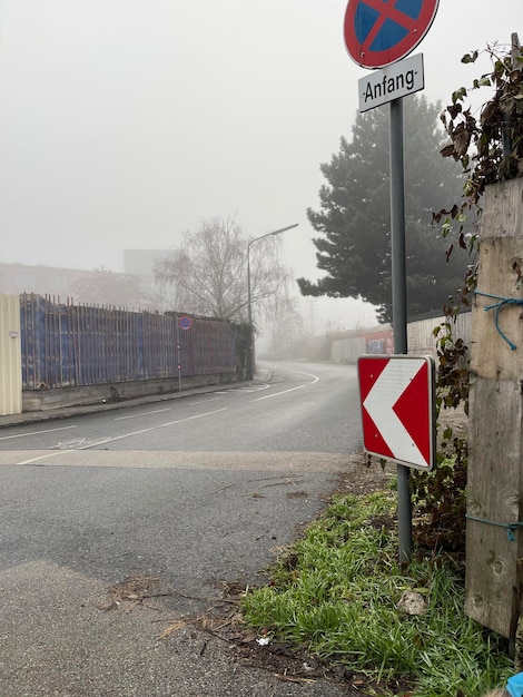 Brouillard brumeux du matin dans une petite rue de la ville