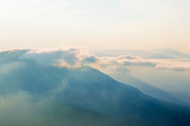 Brouillard, les cieux se déplacent sur la montagne au coucher du soleil, lever du soleil, escalade, regarder le coucher du soleil, solitude avec la nature