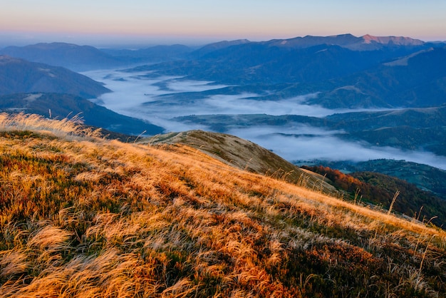 Brouillard dans les montagnes d'automne.