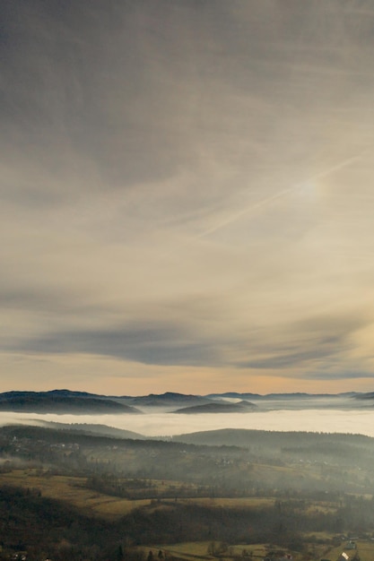 Brouillard dans les montagnes avant le lever du soleil vallée de montagne avec des nuages Vue sur les montagnes des Carpates