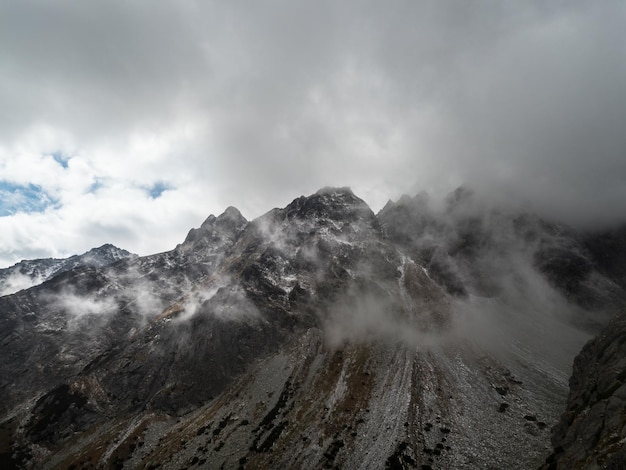 Brouillard dans les montagnes Journée nuageuse dans les montagnes