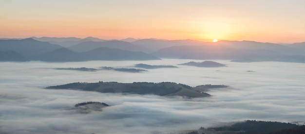 Brouillard dans la vallée à l'aube, paysage de montagne