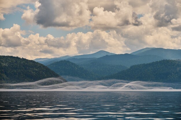 Brouillard dans la vallée de la montagne. Brouillard matinal sur le lac dans les montagnes de l'Altaï.