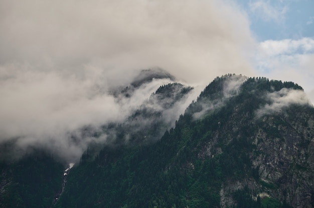 Brouillard dans la vallée de la montagne. Brouillard matinal sur le lac dans les montagnes de l'Altaï.