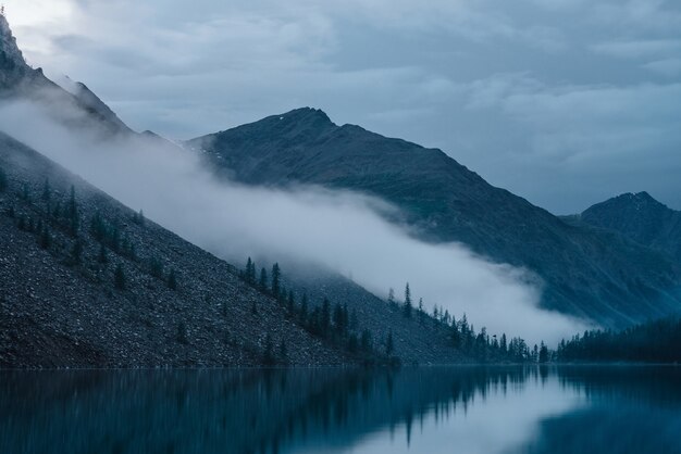 Brouillard dense au-dessus du lac alpin