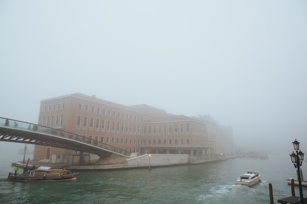 Brouillard épais couvrant la vieille ville magnifique