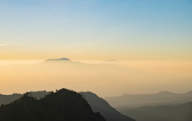 Le brouillard et la fumée recouvrant le flux des montagnes