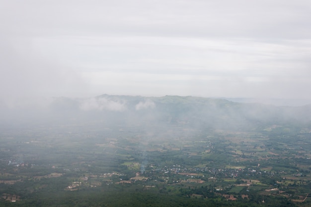 Le brouillard léger flotte sur le village de campagne.