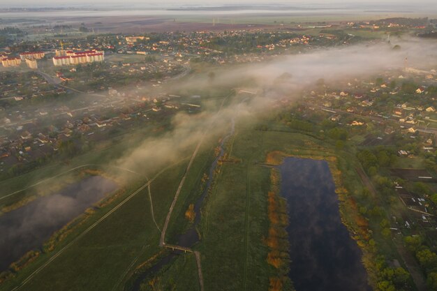 Brouillard le matin dans la ville. Vue d'en-haut