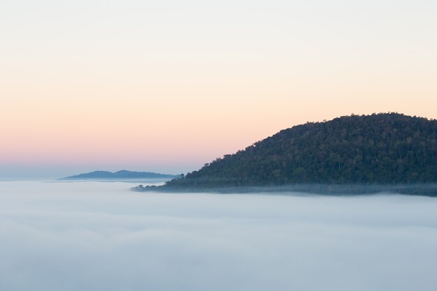brouillard le matin avec la montagne à Khao Kho, Thaïlande