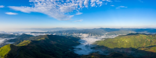 Le brouillard de la mer du matin sur la montagne beau point de repère chiang rai Thaïlande