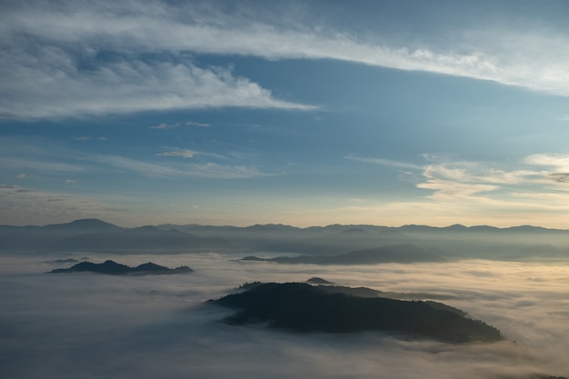 Brouillard, montagnes, soleil, belles montagnes du point de vue