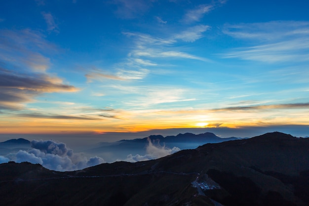 Brouillard et montagnes à Taiwan