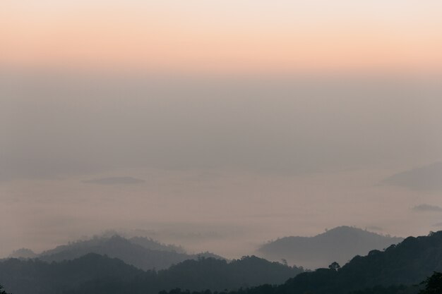 Brouillard sur les montagnes