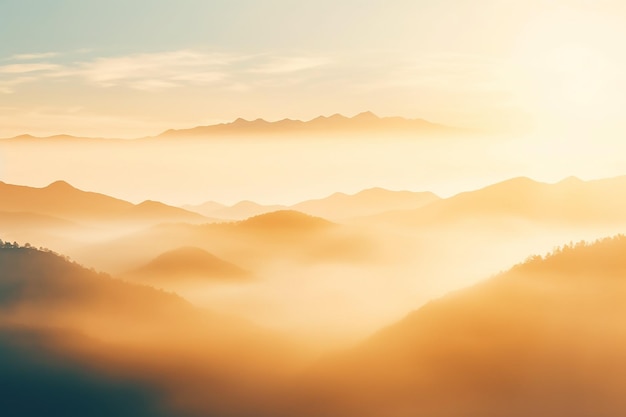 Brouillard naturel et lumière du soleil dans les montagnes