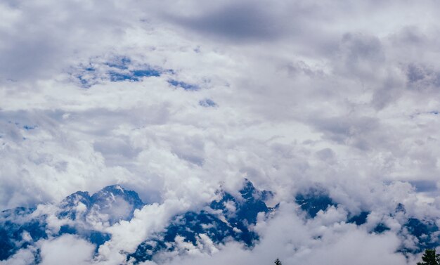 Photo brouillard avec nuages sur les montagnes