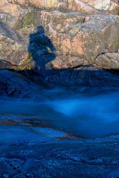 Photo brouillard rampant sur les rochers de la mer photo gros plan