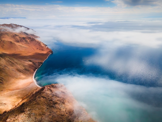 Brouillard sur la rive du lac Baïkal et les montagnes. Vue aérienne de drone. Lac Baïkal, Sibérie, Russie. Beau paysage de printemps