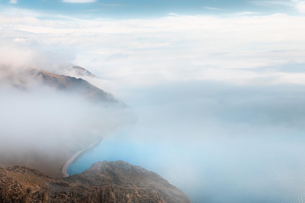 Brouillard sur la rive du lac Baikal et les montagnes Vue aérienne du lac Baïkal en Sibérie, Russie