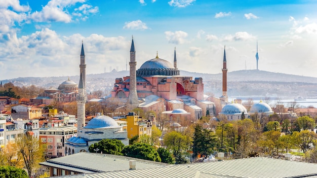 Brouillard sur Sainte-Sophie au lever du soleil à Istanbul, Turquie