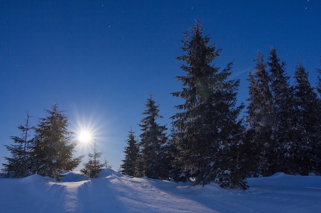 Brouillard se déplaçant sur la montagne en hiver avec un ciel en forme d'étoile