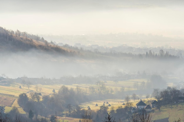 Le brouillard se lève sur le village dans les montagnes. Carpates, Ukraine