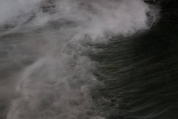 Le brouillard de tourbillon coule au-dessus d'une surface de l'eau