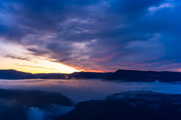 Brouillard sur la vallée du Tarn à Millau, France