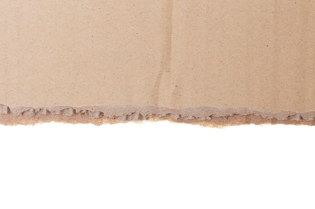 Brown déchiré déchiré morceau de papier horizontal isolé sur fond blanc