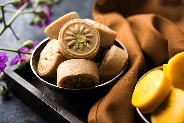 Brown et Kesar Pedha ou Peda est un plat sucré traditionnel indien à base de lait, de mawa ou de khoya et de safran