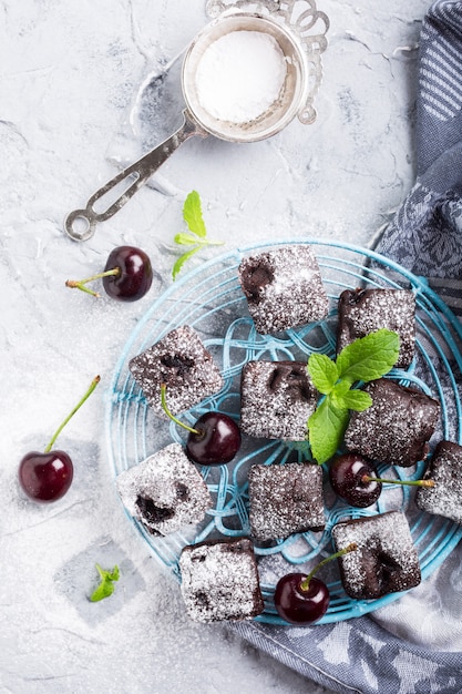 Photo brownie au chocolat et aux cerises